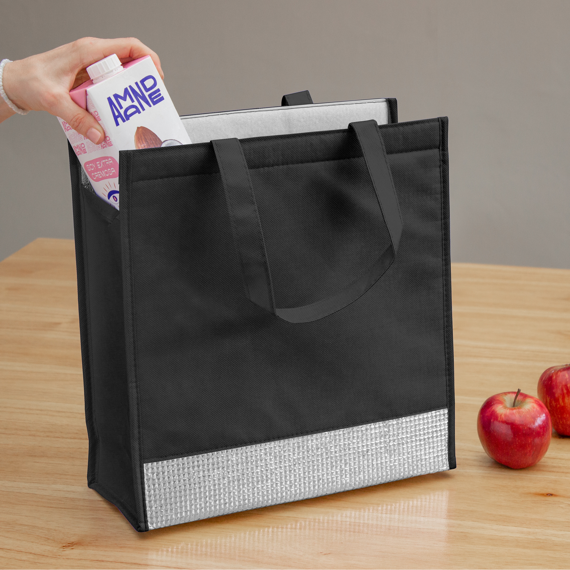 T-645 bolsa térmica alumi negra ambientada