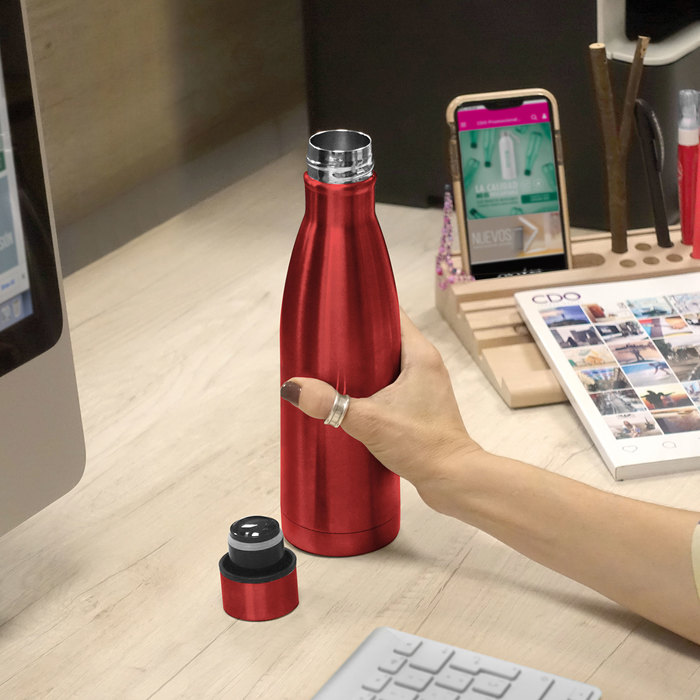 alt_promocional_publicitario_botella_T606-rojo-contexto